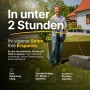 Mann im Garten mit Solakon Balkonkraftwerk, Solarmodulen & Speicher. Steckerfertige Photovoltaik Anlage, schnell aufgebaut.