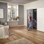 Frau verstaut Leifheit Wäscheständer Pegasus 150 Solid Slim im Schrank.