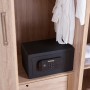 Schwarzer Yale Tresor High Security Safe 9,6 l mit Code im Holzschrank.