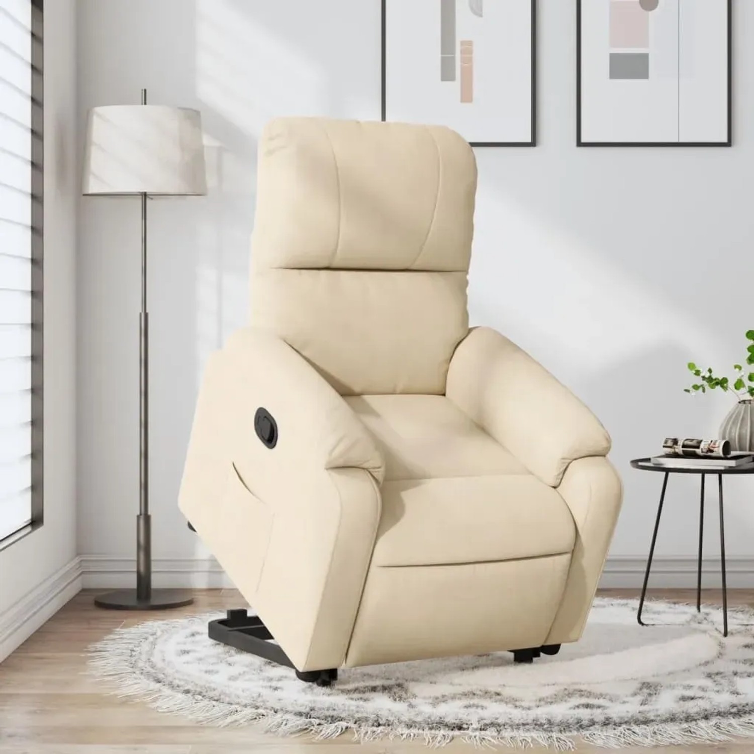 Cremefarbener Relaxsessel mit Aufstehhilfe aus Mikrofaser, elektrisch verstellbar.