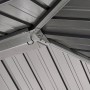 Detailaufnahme des Doppeldachs vom schwarzen Sojag Pavillon London mit Deckenhaken.