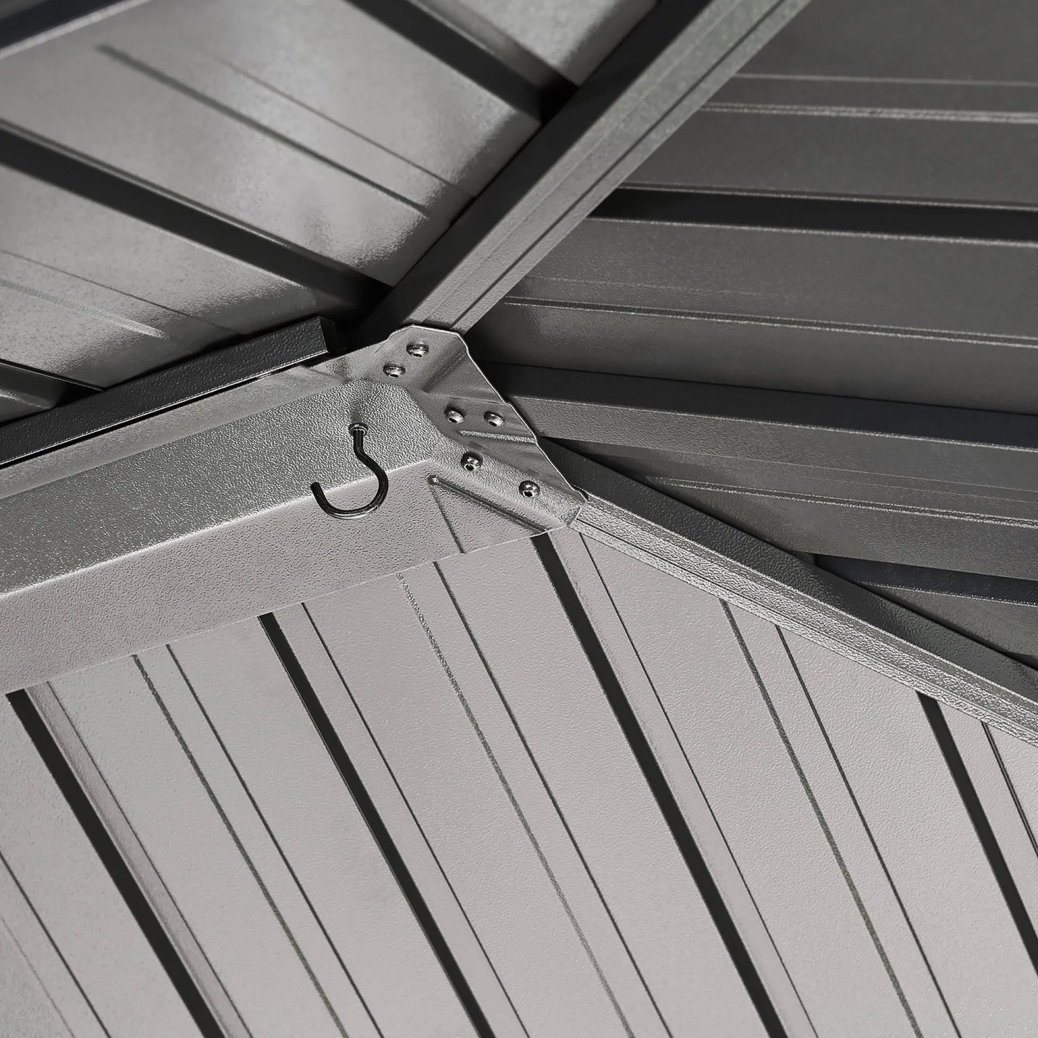 Detailaufnahme des Doppeldachs vom schwarzen Sojag Pavillon London mit Deckenhaken.