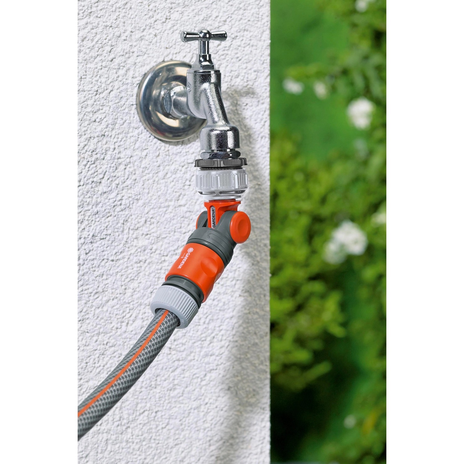 Gardena Winkelhahnstück am Wasserhahn mit Gartenschlauch. Anschlussstück für 26,5 mm (G 3/4'') und 33,3 mm (G 1'').