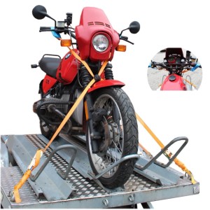 Motorrad auf Anhänger mit TRUTZHOLM Lenker Verzurrsystem gesichert.