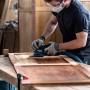 Mann schleift Holz mit Bosch Multischleifer und Expert Netzschleifblatt M480 K120.