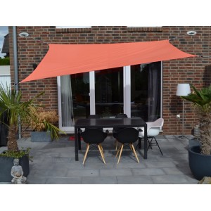 Rechteckiges, terracottafarbenes Floracord Sonnensegel (300x400 cm) über einer Terrasse mit Tisch und Stühlen.