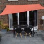 Rechteckiges, terracottafarbenes Floracord Sonnensegel (300x400 cm) über einer Terrasse mit Tisch und Stühlen.