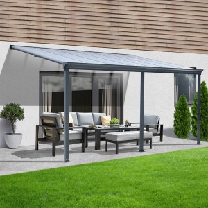 Home Deluxe Terrassenüberdachung Solis Alu in Anthrazit mit Gartenmöbeln auf Terrasse.