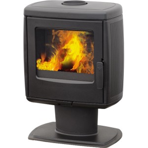 Schwarzer Plamen Gusskaminofen Modell Roberto (8,6 kW) mit Feuer im Brennraum.