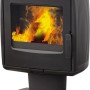 Schwarzer Plamen Gusskaminofen Modell Roberto (8,6 kW) mit Feuer im Brennraum.