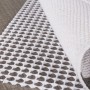 Weiße Andiamo Teppichunterlage mit Gitterstruktur gegen Verrutschen, 80x150 cm.
