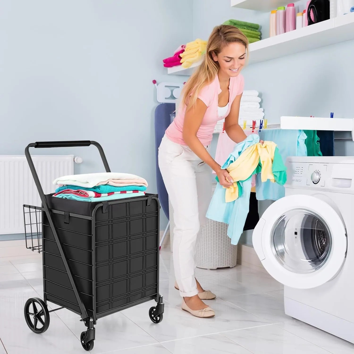 Schwarzer Costway Klapp-Einkaufswagen mit Wäsche beladen vor Waschmaschine.