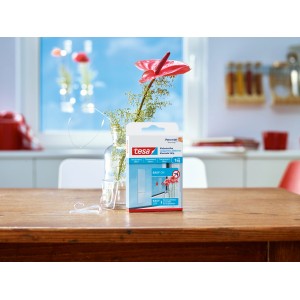 Tesa Klebestreifen für Glas und transparente Flächen, Packung auf Holztisch.