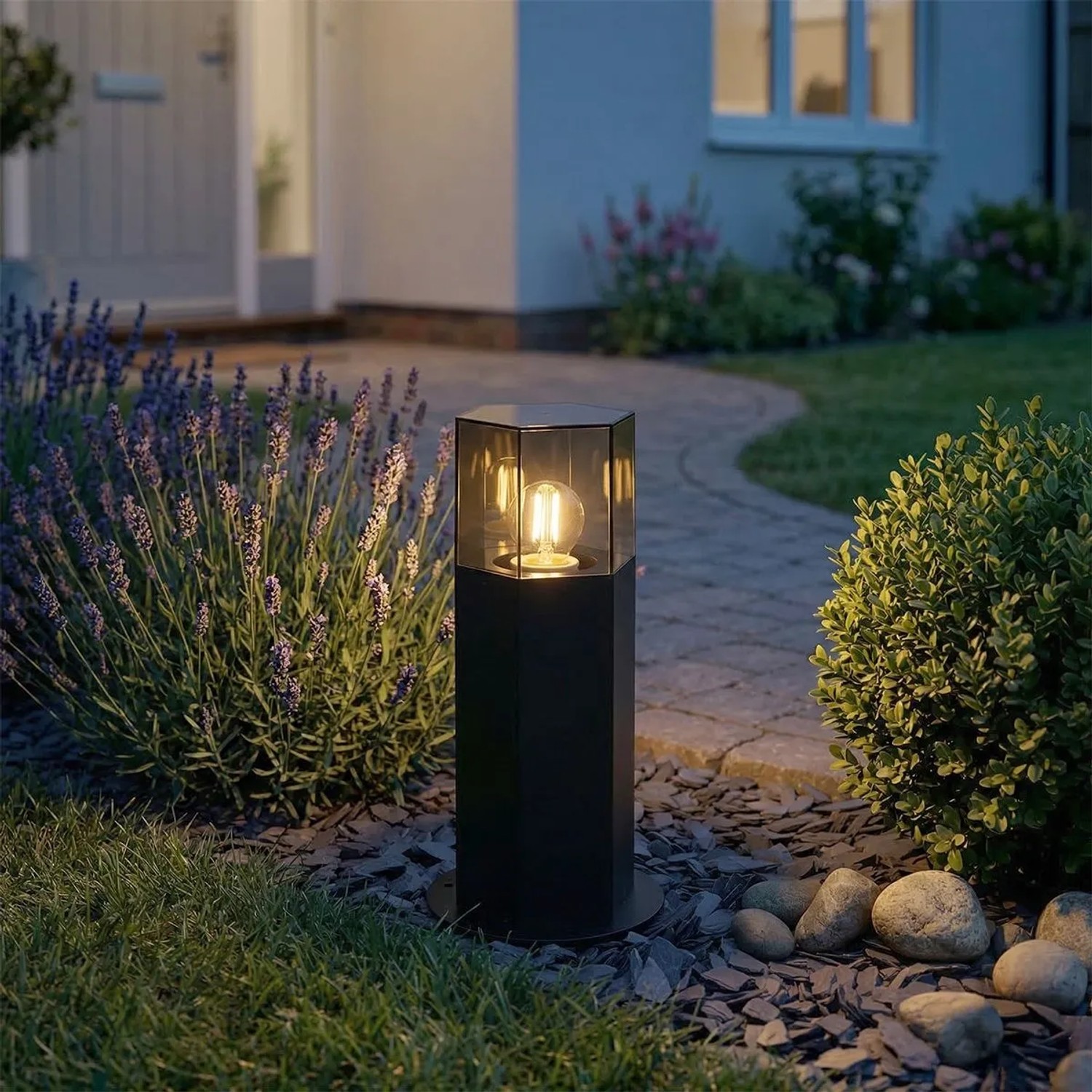Schwarze QAZQA Außenleuchte Denmark mit Rauchglas, sechseckig, 30 cm hoch.