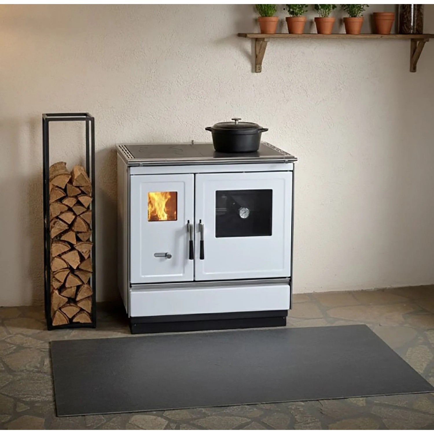 Weißer Haas+Sohn Holzherd HSH 81 mit Backfach rechts, Stahlkochplatte und Holzscheitregal.