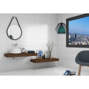 Badezimmer mit weißen, glänzenden Wandfliesen Facette Metro im Retro-Stil.