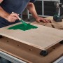 Wolfcraft Spannbacken-Set mit Lackierspitzen im Einsatz auf Werkbank beim Lackieren eines Holzstücks.