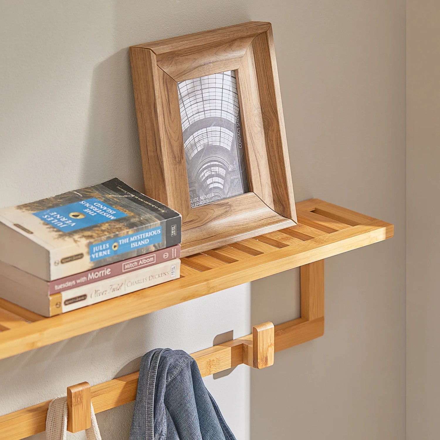 SoBuy Wandgarderobe FHK06-N aus Bambus mit Ablage und Haken für Flur, Bad oder Küche.