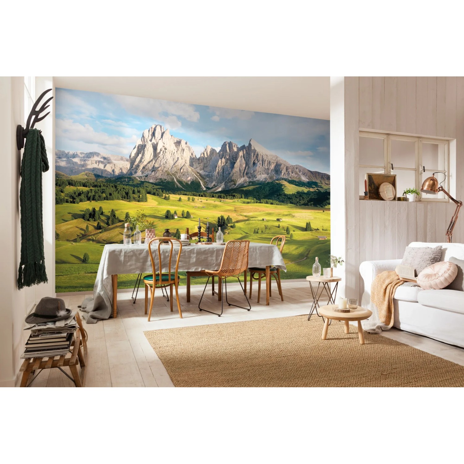Komar Vlies Fototapete Alpen, 400x250cm, mit Berglandschaft im Wohnraum.