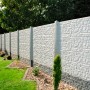 Betonzaun-Platte Fels, 200x38,5x3 cm, als Sicht- und Windschutz im Garten.