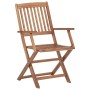 Klappbarer Gartenstuhl aus geöltem Akazienholz mit Lattenrost, Sitzfläche und Armlehnen. Robustes Design.