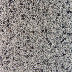 Nahaufnahme eines Terralith Edelsteinteppichs Hämatit Nebula. Graue Marmor-Kiesel und dunkle Hämatit-Steine als Bodenbelag.