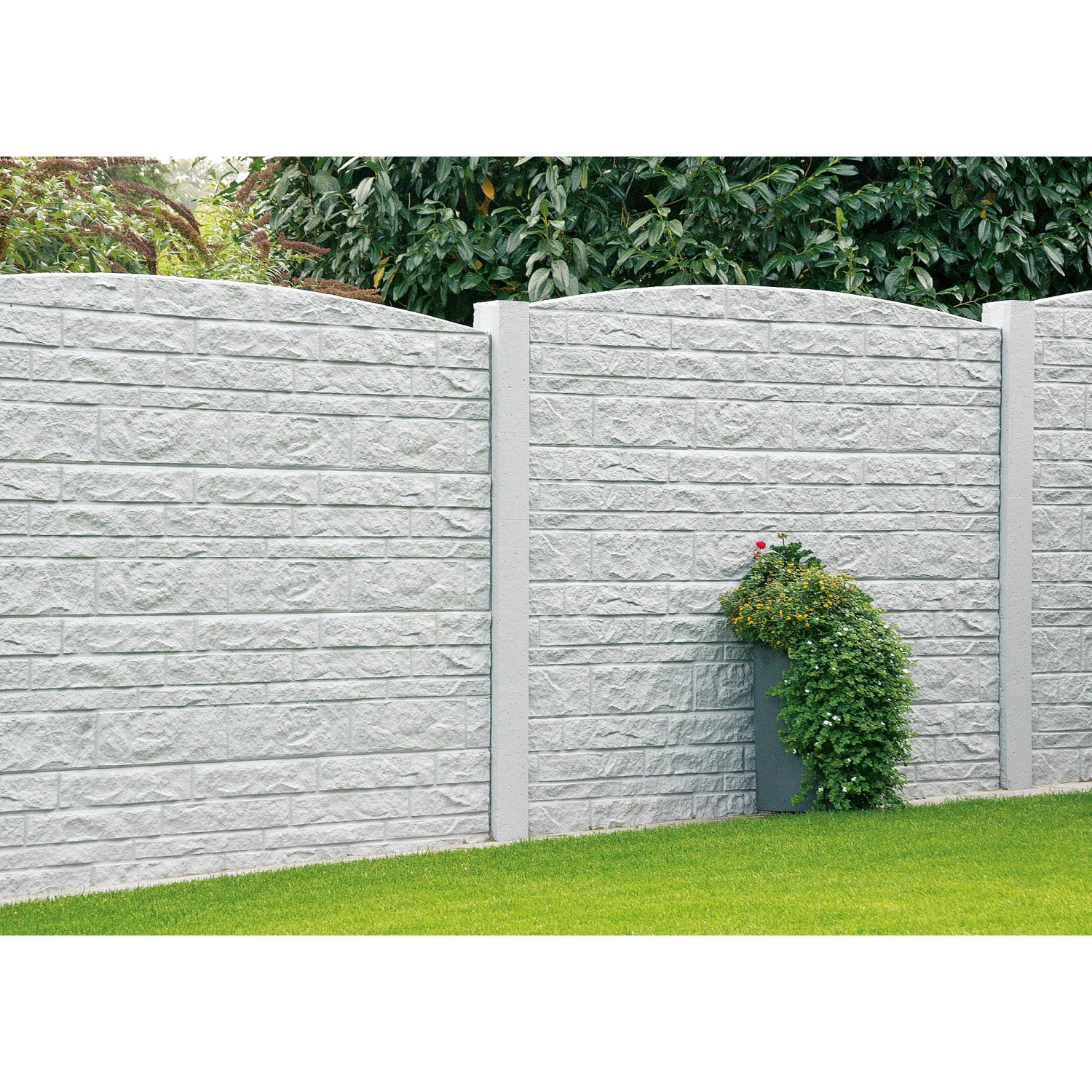 Betonzaun Bogenplatte Fels, 200x45x3 cm, als Sicht- und Lärmschutz im Garten.