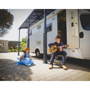 Canopia Carport Arcadia Alpine 12700 in Anthrazit mit spielenden Kindern vor Wohnmobil. Robuste Überdachung.