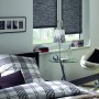 Gardinia EasyFix Rollo Natur Black & White, 75x150 cm, im Schlafzimmer am Fenster.