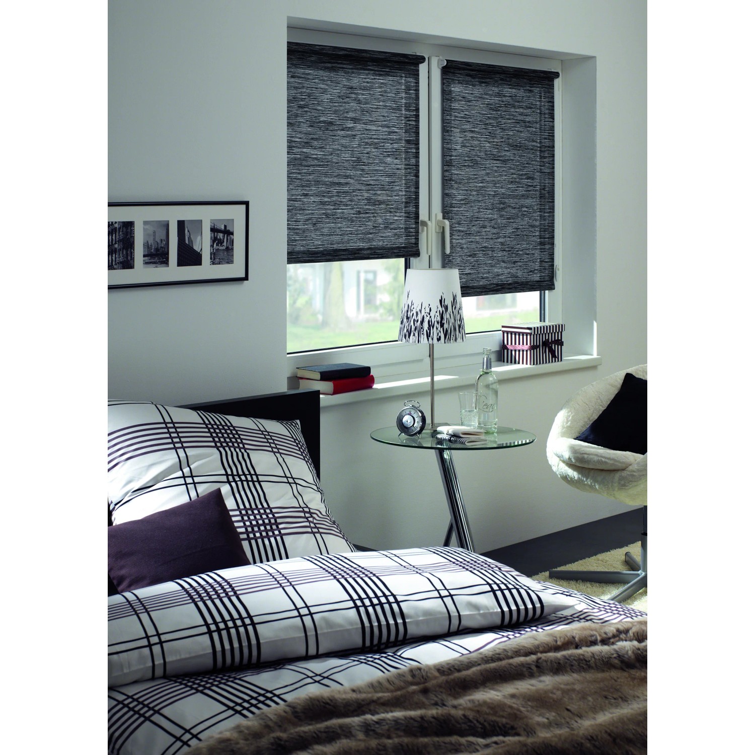 Gardinia EasyFix Rollo Natur Black & White, 75x150 cm, im Schlafzimmer am Fenster.
