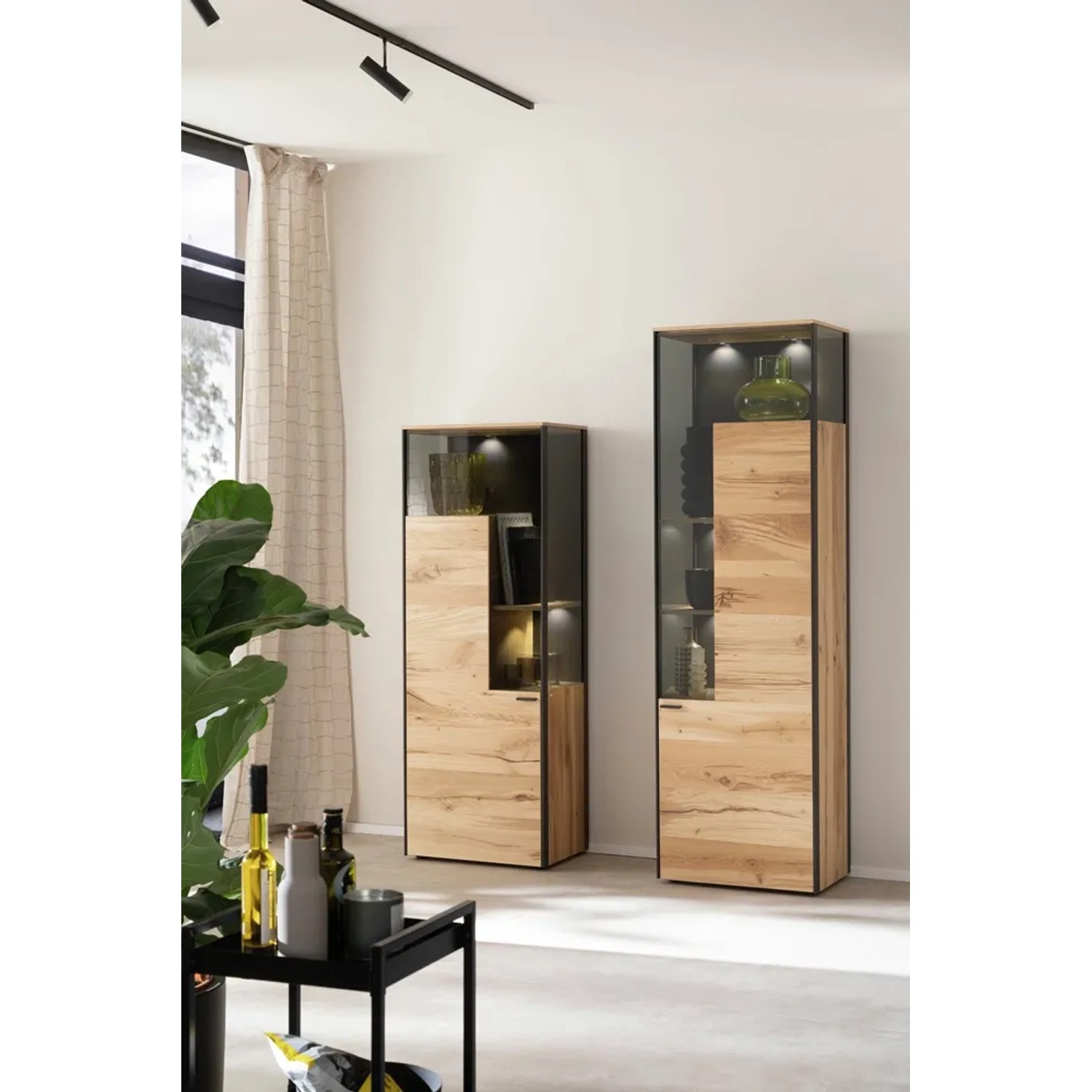 Schöner Wohnen Vitrinen Emilia in Holzoptik mit schwarzen Rahmen und Glasfronten.