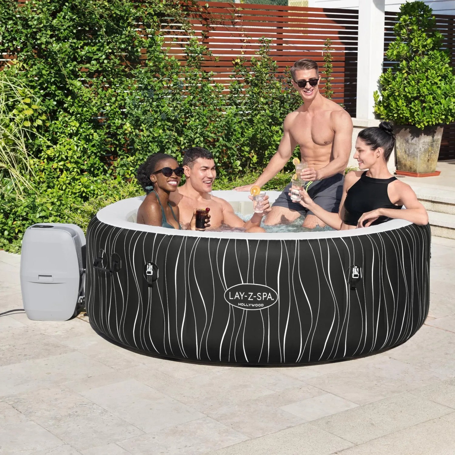 Bestway Lay-Z-Spa Hollywood AirJet aufblasbarer Whirlpool mit vier Personen im Garten.