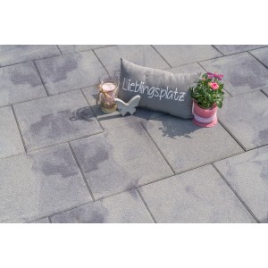 Diephaus Terrassenplatte Nano Tec, weiß-schwarz, 40x40 cm, mit Deko auf Terrasse.