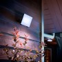 Anthrazitfarbener Philips LED-Außenstrahler Lois UltraEffizient mit 2.650 Lumen an Hauswand.