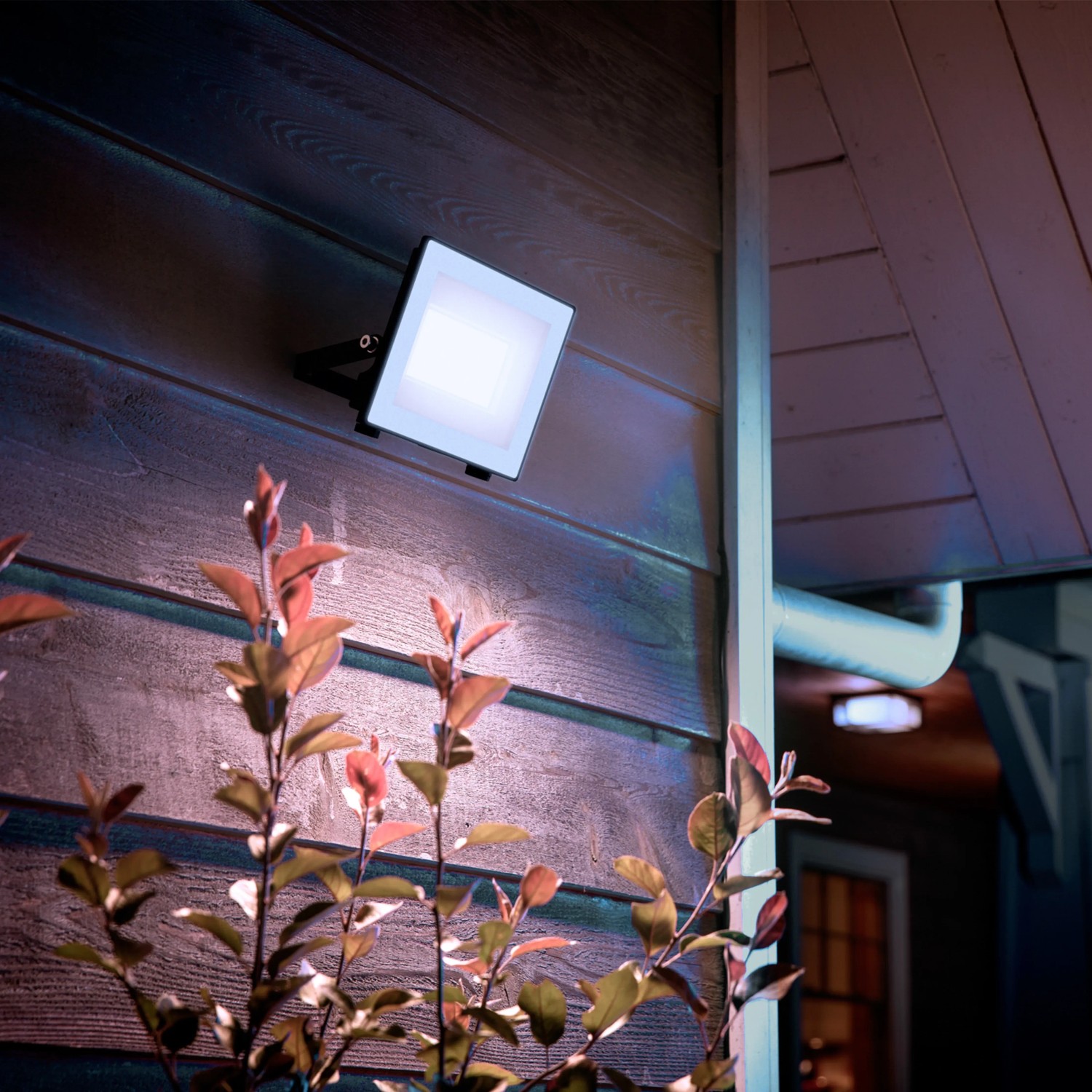 Anthrazitfarbener Philips LED-Außenstrahler Lois UltraEffizient mit 2.650 Lumen an Hauswand.