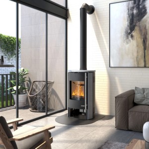 Accente Kaminofen Naturstein, 7 kW, im Wohnraum mit brennendem Feuer.