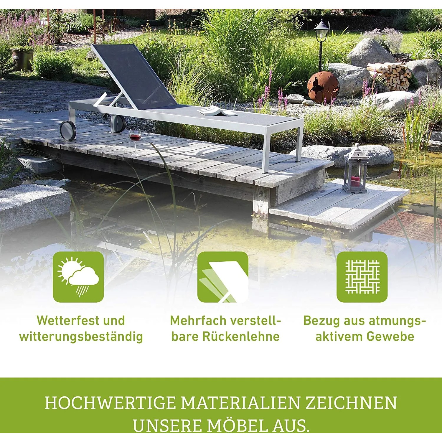 Anthrazitfarbene Acamp Sonnenliege Rimini mit Rollen auf Holzsteg am Wasser.
