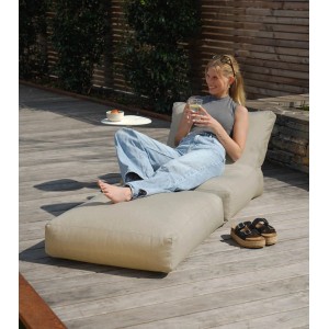 Frau entspannt auf mokebo Outdoor Sitzsack/Gartenliege Summerdream in Sand auf Holzterrasse.