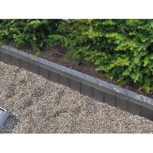Anthrazitfarbener Diephaus Palisaden Bordstein Pico trennt Kiesweg von Hecke. Robuste Garten-Einfassung, 25x50x6 cm.