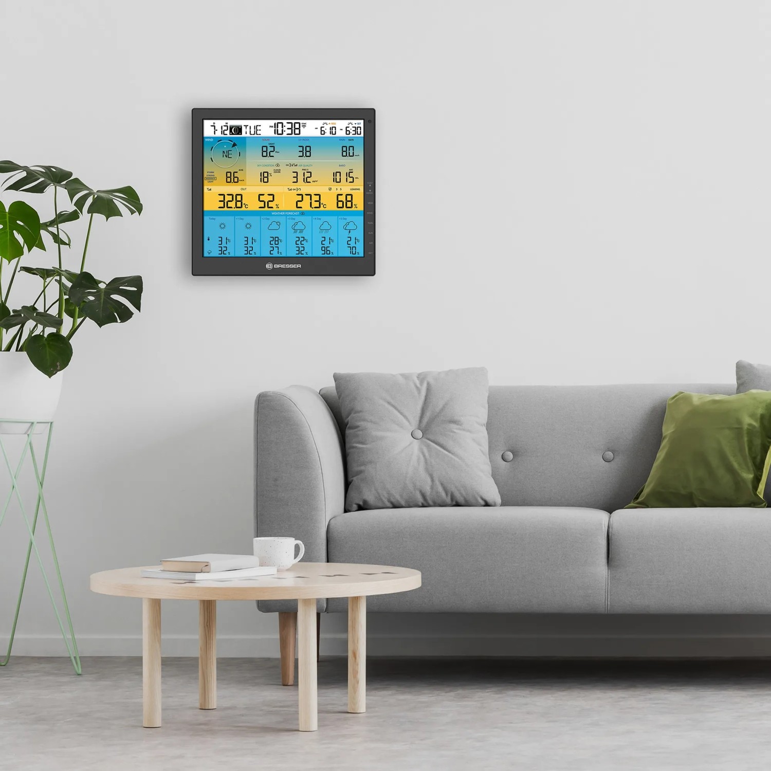 Bresser Solar-WLAN-Wetterstation 4CAST PRO SF 7-in-1, schwarzes Display mit Wetterdaten im Wohnraum.