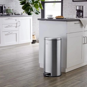 Silberner Svita T30 Edelstahl-Treteimer, 30 Liter, in moderner Küche. Runder Abfalleimer mit Pedal.