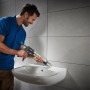 Mann benutzt wolfcraft Kartuschenpresse MG 600 Pro für Silikonarbeiten am Waschbecken.
