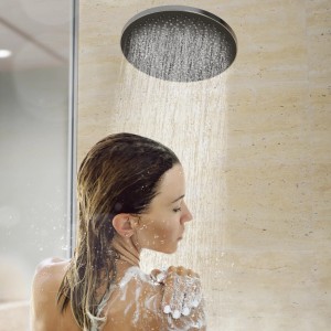 Frau unter Schütte Kopfbrause Capri in Chrom/Anthrazit. Regendusche für entspannendes Duscherlebnis.