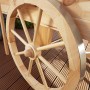 Detailaufnahme: Holzrad mit Metallreifen vom Promadino Marktwagen, Gartendeko.