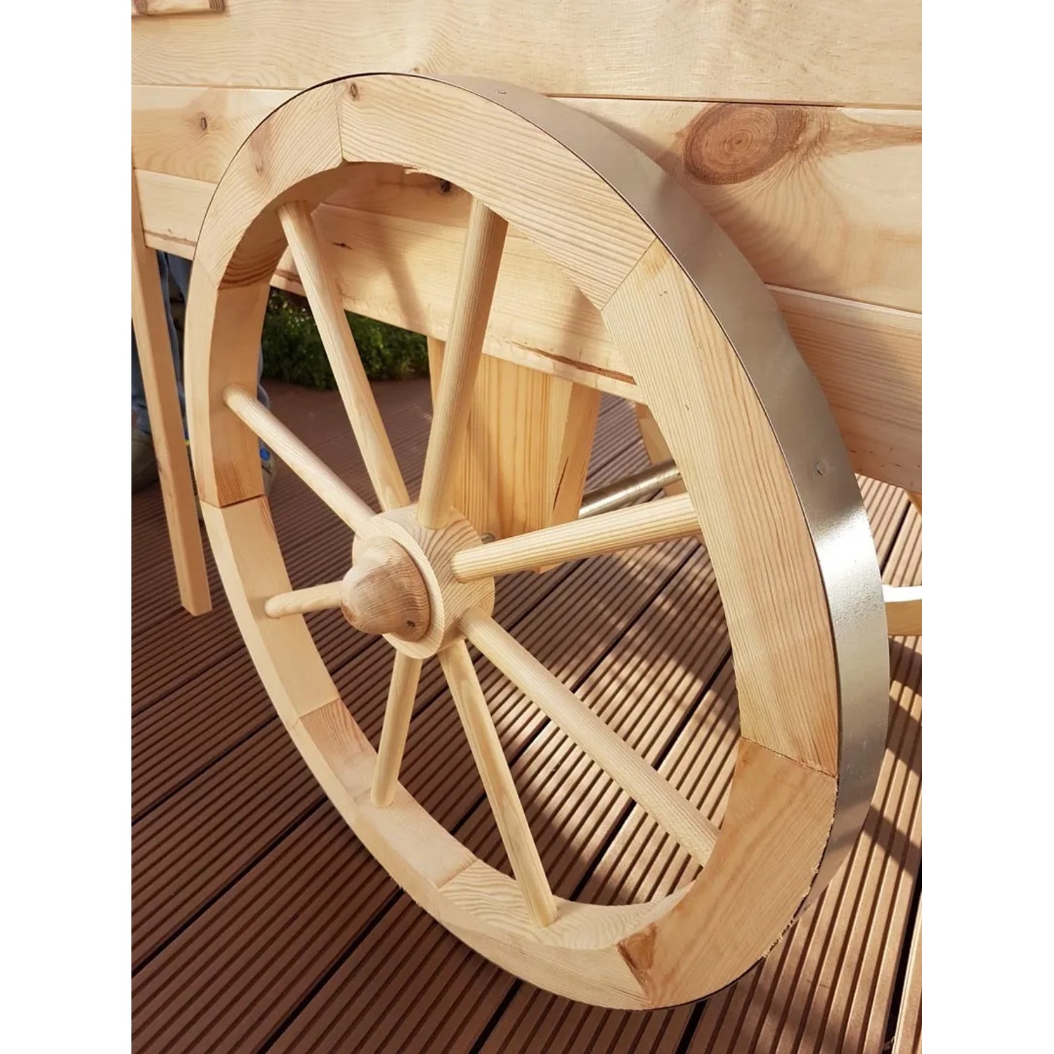 Detailaufnahme: Holzrad mit Metallreifen vom Promadino Marktwagen, Gartendeko.