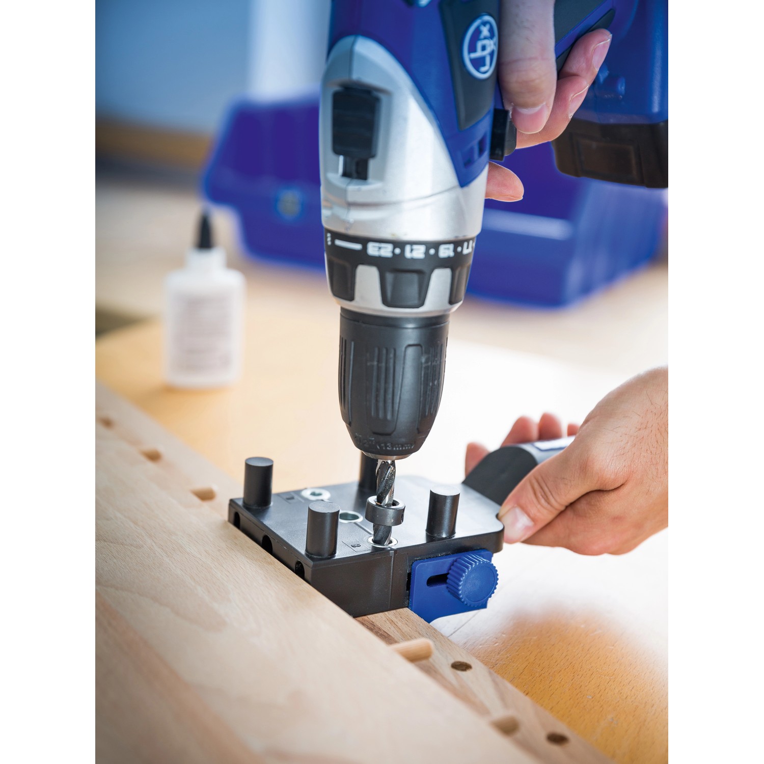 LUX Dübellehre Classic in Anwendung mit Bohrmaschine für präzise Dübelverbindungen.