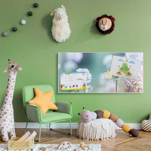 Weiße Magnettafel 78x37cm mit Lauchblüten-Motiv als Wanddekoration im Kinderzimmer.