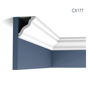 Weiße ORAC DECOR CX177 Eckleiste / Stuckleiste (200cm) an blauer Wand.