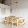Sollux Alexia Hängeleuchte aus Holz über Esstisch mit Stühlen. Skandinavisches Design.