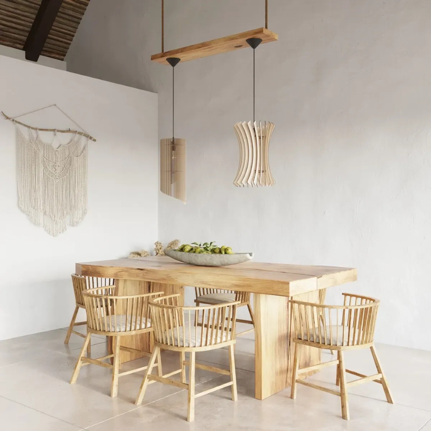 Sollux Alexia Hängeleuchte aus Holz über Esstisch mit Stühlen. Skandinavisches Design.